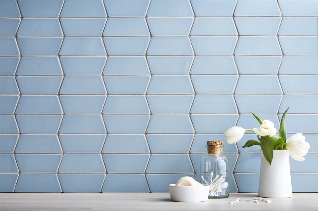 white flowers, soapdish, and a bottle in a tile wall | Be Informed Home Inspections | Tile Dallas